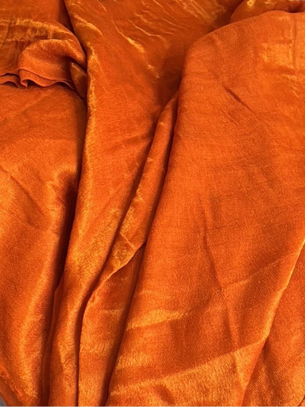 NICOBLU-JOSEPHINE REVERSIBLE PASHMINA SHAWL IN GOLD SHIMMER ORANGE. - Picture 6 of 8